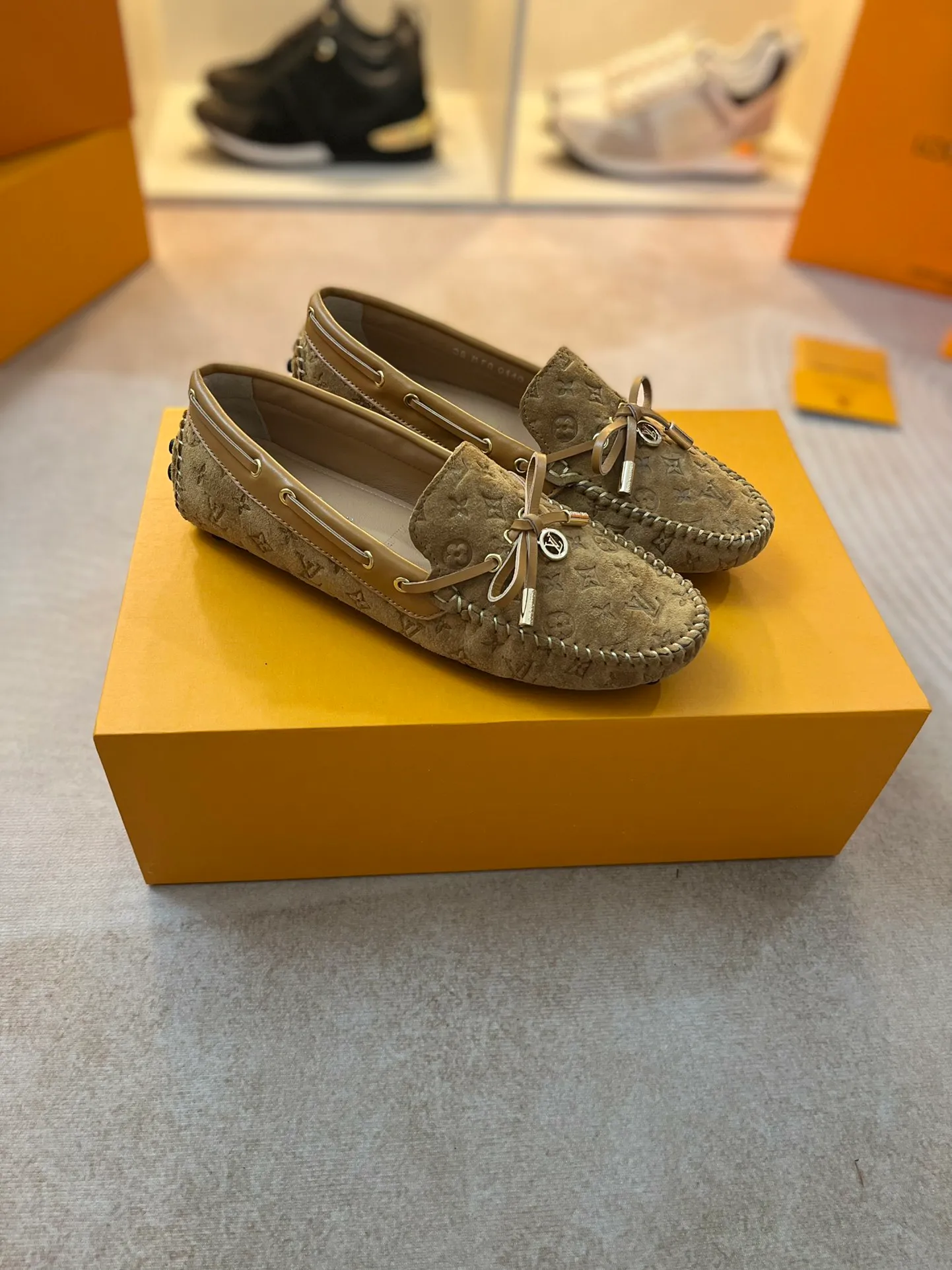 p460💰Couple model❤️🇫🇷 𝙇𝙤𝙪𝙞𝙨 𝙑𝙪𝙞𝙩𝙩𝙤𝙣 🇫🇷Louis Vuitton 2023 Classic𝓛𝓿 𝓣𝓻𝓪𝓲𝓷𝓮𝓻 Sports Series ➪➪➪¯ [Arizona Doudou Shoes Series] ▪️▪️▪️Arizona slip-on shoes are made of Monogram Eclipse canvas. Its hand-painted and dyed edges and hand-sewn uppers fully demonstrate Louis Vuitton's traditional shoemaking craftsmanship. This slip-on shoe is very lightweight. The integrated tongue and upper make it particularly comfortable and flexible. The soft outsole is equipped with rubber padding. Decorated with matching sash. Detailed features: ☑️Monogram Eclipse canvas ☑️Black Eclipse pattern ☑️Hand-painted shoe edges ☑️Hand-sewn uppers (each pair takes time to process) ☑️Integrated tongue and upper construction ☑️Outsole equipped with rubber lining ☑️size: 35_46